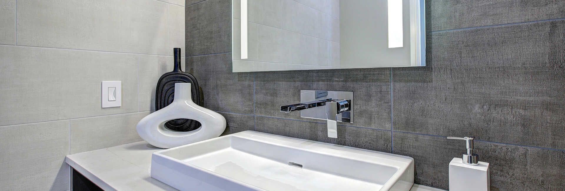 Modernes Badezimmer mit quadratischem Waschbecken und Silberakzenten